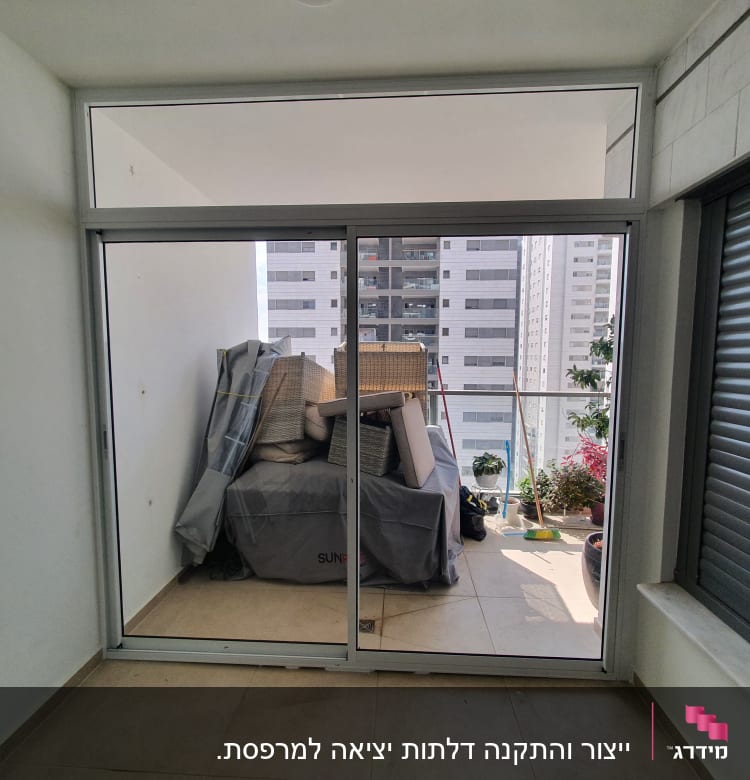 דלת הזזה מאלומיניום עם מסגרת כסופה